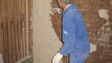 Sanierputz oder Feuchteregulierungsputz – beide Putze sind die Spezialisten für feuchte Keller.